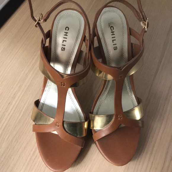 Nude/gold Heels - Picture 2 of 3